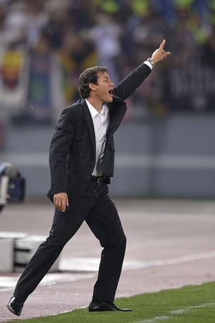 Il tecnico della Roma Rudi Garcia non smette di dare indicazioni ai suoi nemmeno sul 3-0. 
